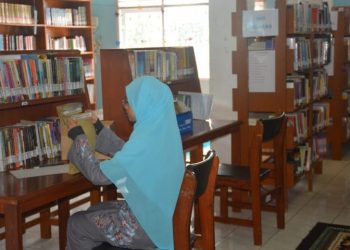 Seorang pustakawan sedang berada di perpustakaan daerah Agam. (Foto: Dok.Istimewa)