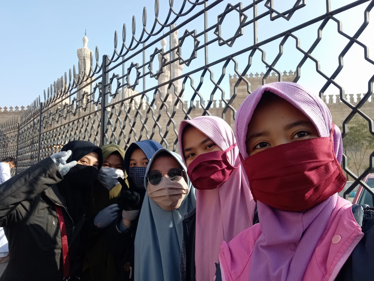 Nabila Permata Sari bersama rekan-rekannya dari Sumbar ketika sampai di Al-Azhar, Mesir. (Foto: Dok.Istimewa)