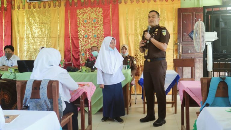 Sejumlah jaksa dari Kejari Agam turun dan mengajarkan materi hukum ke pelajar, Kamis (21/1/2021). (Foto: Dok.Istimewa)