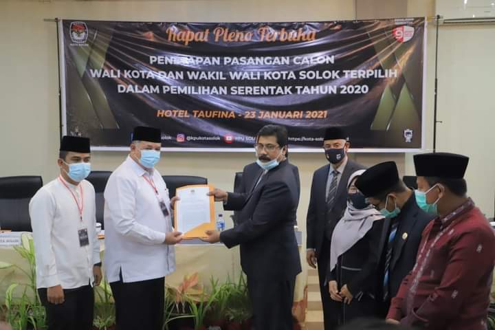 Paslon Zul Elfian dan Ramadhani Kirana Putra ditetapkan sebagai Wali Kota dan Wakil Wali Kota Solok hasil Pilkada 2020. (Foto: Dok.Humas Kota Solok)