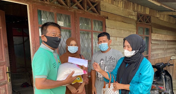 Andre Rosiade Berikan Bantuan pada Buruh Bangunan yang Sepi Job