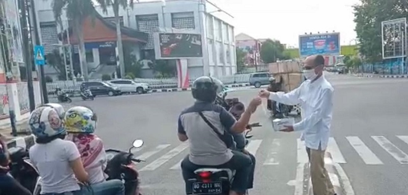 Gerindra Sumbar Bagi-bagi Masker, Andre: Jangan Lengah Prokes