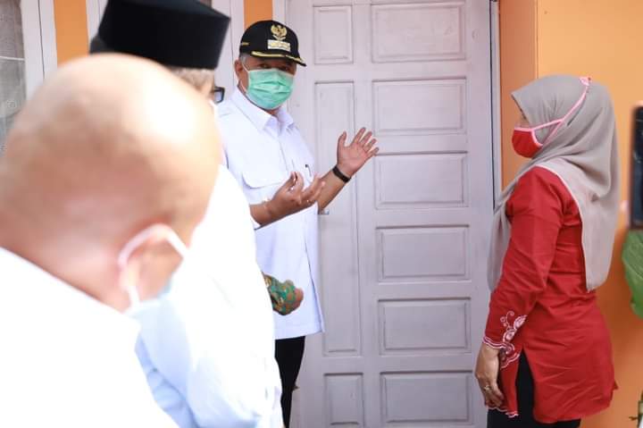 Wali Kota Solok Zul Elfian menyerahkan secara simbolis bantuan bedah rumah. (Foto: Dok. Humas Kota Solok)