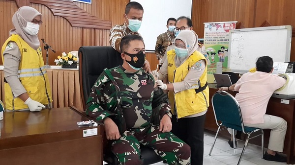 Disuntik Vaksin Dosis Kedua, Danrem 032 Wirabraja: Saya Tetap Sehat Bugar