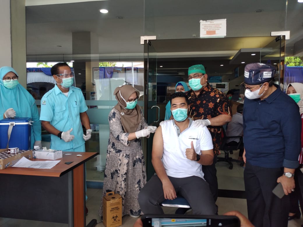 Proses penyuntikkan vaksin di RSUP M Djamil Padang. (Foto: Irwanda)