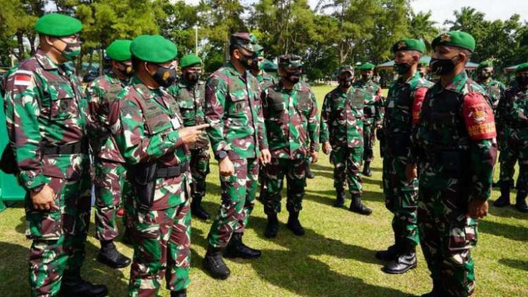 Pangdam I Bukit Barisan Mayjen TNI Hassanudin mengecek kesiapan prajurit Batalion Infantri 131/Braja Sakti ke Payakumbuh sebelum bertugas ke Papua. (Foto: Pendam I/BB/ korem032wbr.mil.id)