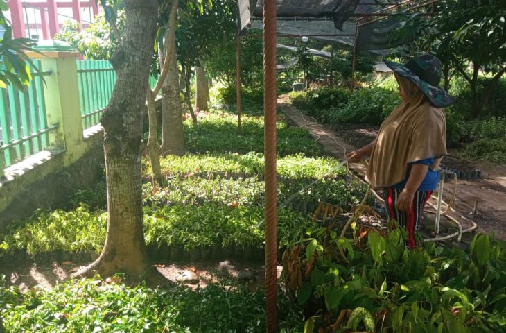 Petugas DLH mulai membersihkan lokasi taman di Lubuk Basung, Kabupaten Agam. (Foto: Dok. Humas Pemkab Agam)