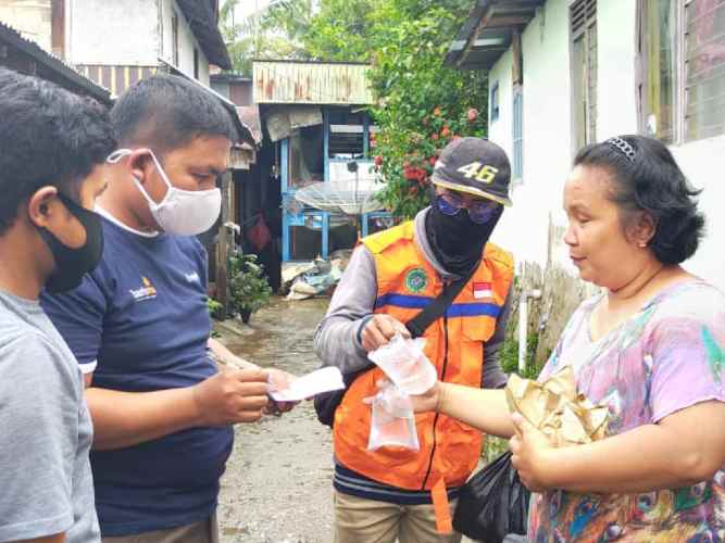 Muhammadiyah Disaater Management Center (MDMC) Sumatra Barat menyalurkan bantuan untuk korban banjir di Solok. (Foto: Istimewa)