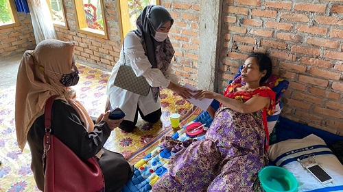 Andre Rosiade Bantu Biaya Pengobatan Penderita Kanker Rahim di Bungus