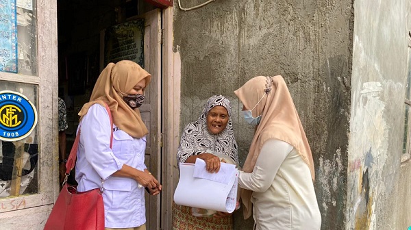 Jadi Tulang Punggung Keluarga, Nenek di Padang Dibantu Andre Rosiade