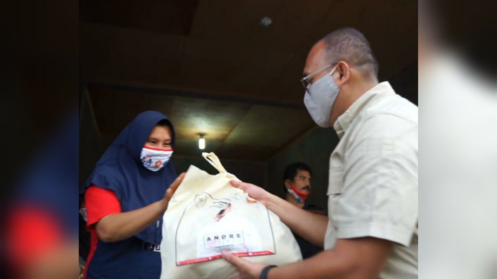 Andre Rosiade Bagikan 2.500 Paket Sembako untuk Warga Sumbar