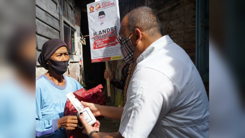 Andre Rosiade Berikan Paket Sembako ke Ratusan Warga Padang Selatan