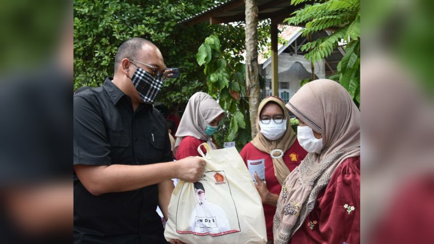 Andre Rosiade Bagikan Paket Sembako untuk Warga Banuaran Padang