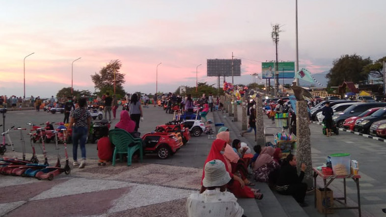 Pengunjung Dibatasi Selama Libur Imlek, Pantai Padang Tetap Ramai