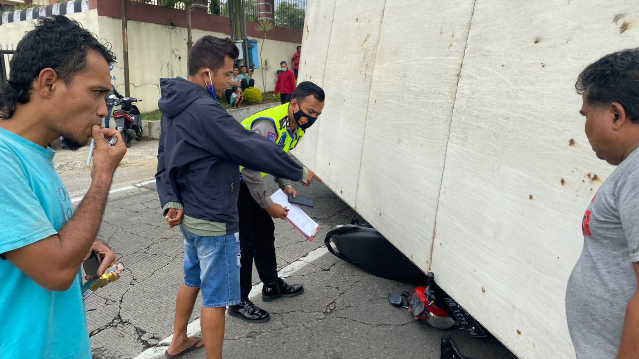 Kecelakaan di Jalur Solok-Padang, Mobil Box Oleng Timpa Sepeda Motor