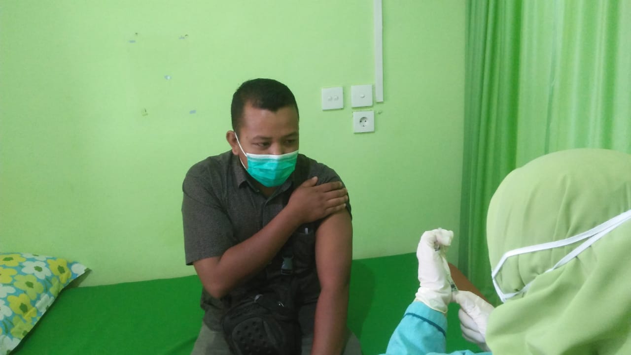 Ratusan Nakes RSI Ibnu Sina Simpang Empat Disuntik Vaksin Covid-19