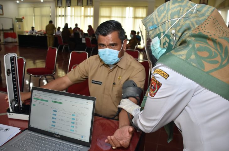 Sekretaris Daerah (Sekda) Kabupaten Agam, Martias Wanto saat menjalani tes kesehatan. (Foto: Dok.Humas Pemkab Agam)