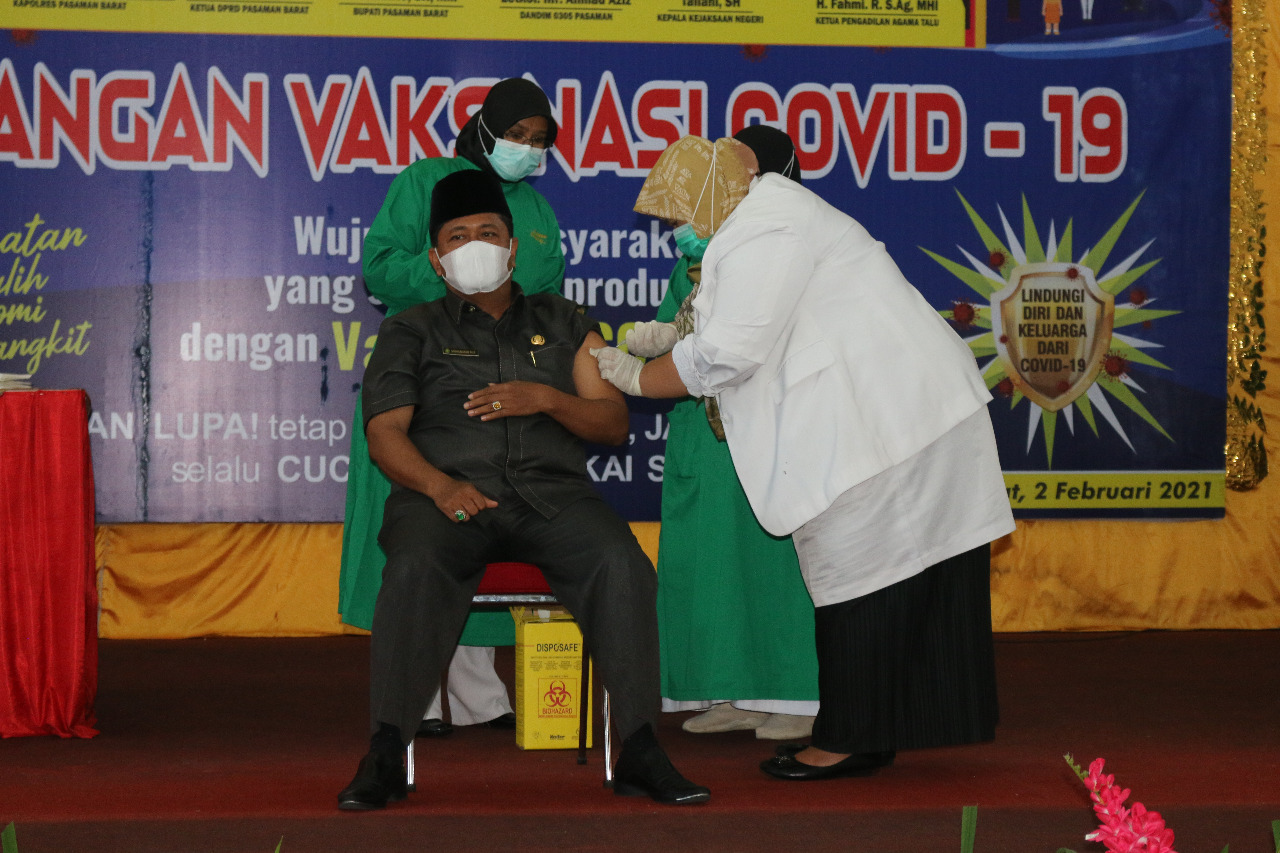 Kepala Kemenag Kabupaten Pasaman Barat, M Nur saat disuntik vaksin di Aula Kantor Bupati Kabupaten Pasaman Barat. (Foto: Ian)