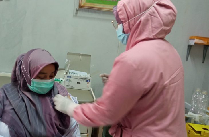 Sejumlah tenaga kesehatan di Kabupaten Agam saat disuntik vaksin covid-19. (Foto: Istimewa), 447 nakes, 1.000 covid-19