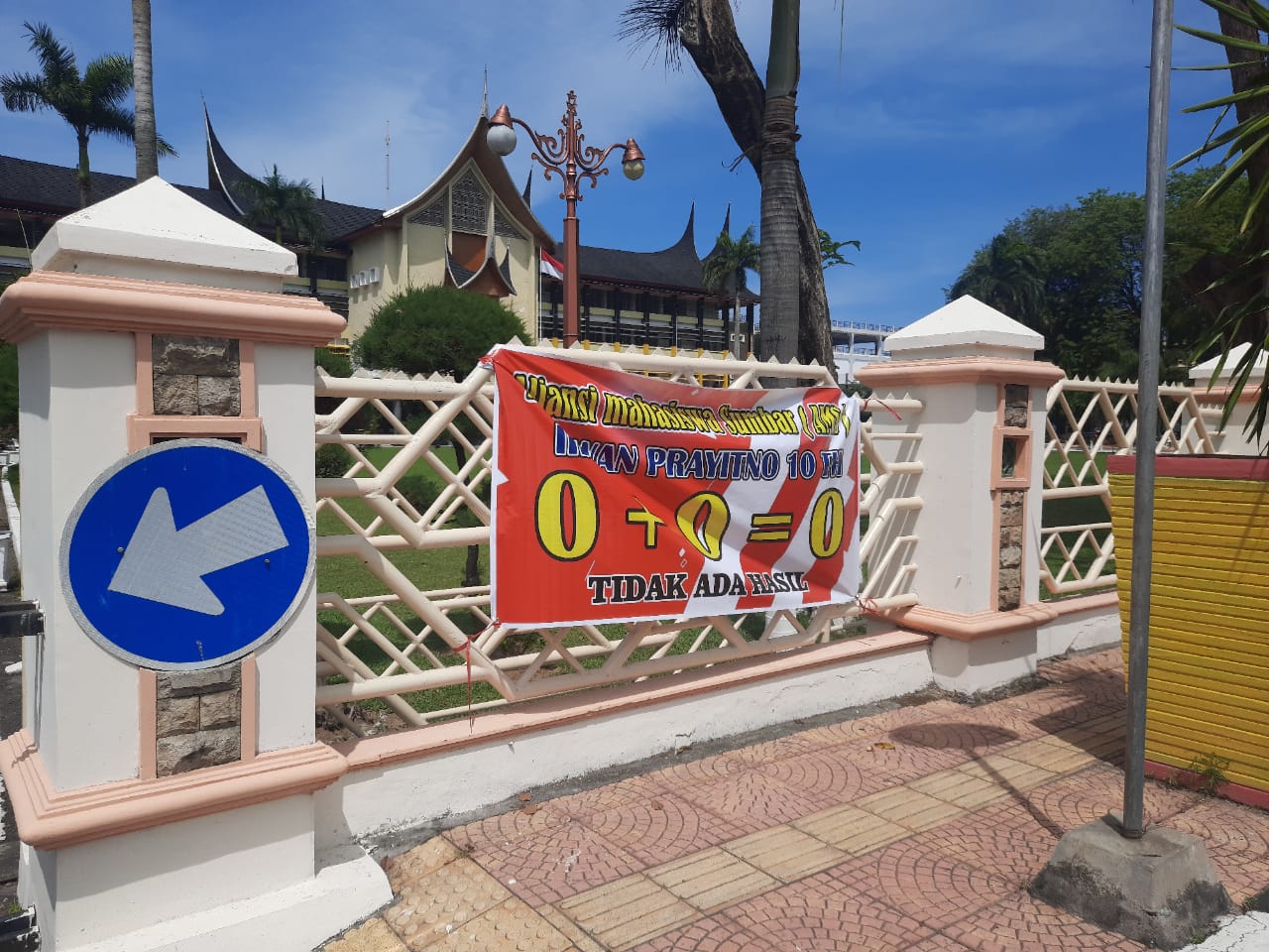 Sekelompok Orang Demo di Kantor Gubernur, Pertanyakan Pembangunan 10 Tahun Terakhir