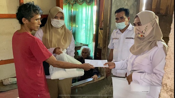 Kesulitan Ekonomi Saat Pandemi, Keluarga di Padang Dibantu Andre Rosiade