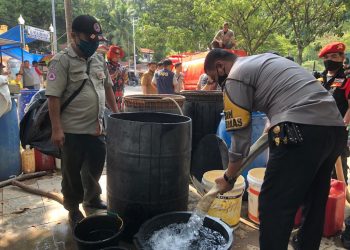 Penyaluran air bersih di Padang. (Dok. BPBD Padang)