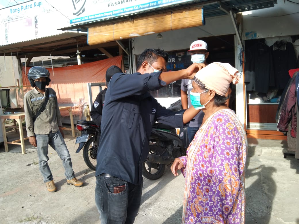 Peringati HPN, Wartawan di Pasaman Barat Bagi-bagi Masker