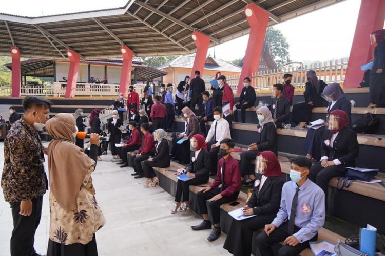 Para peserta mengikuti audisi pemilihan Duta Genre (Generasi Berencana) Tingkat Kota Padang Panjang 2021 di Ampitheater PDIKM, Sabtu (6/2). (foto: Kominfo Padang Panjang)