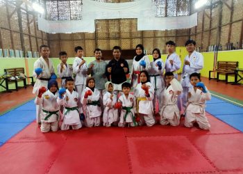 Para atlet karate di Dojo Bintang Kopa Payakumbuh. (foto: Istimewa)