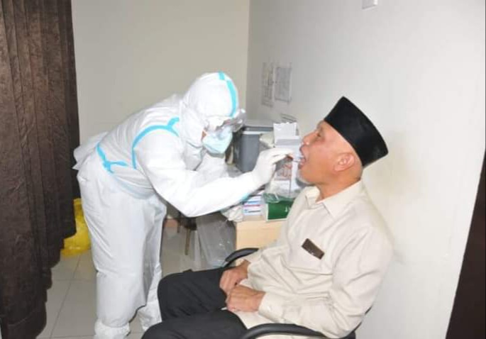 Sebelum Dilantik Jadi Gubernur Sumbar, Mahyeldi Jalani Tes Swab
