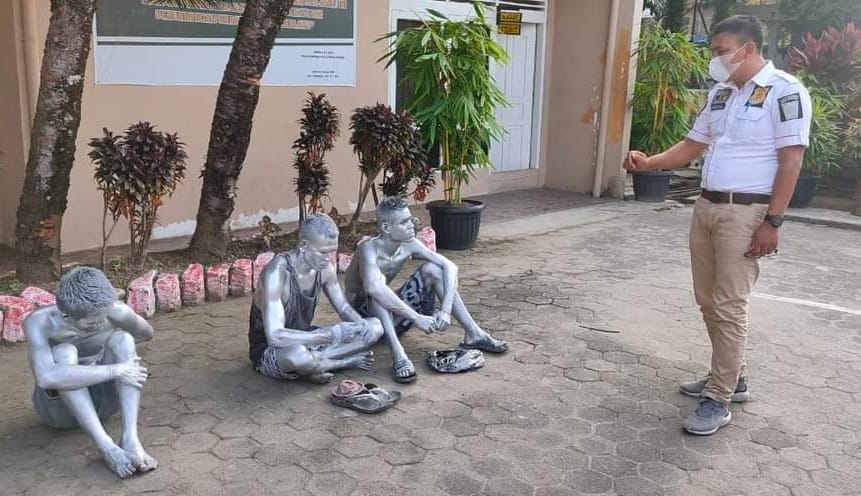 Dinilai Meresahkan, Satpol PP Padang Amankan 3 "Manusia Silver" 