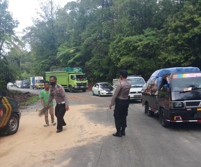 Minyak Sawit Tumpah, Arus Lalin Jalur Padang-Solok Terganggu