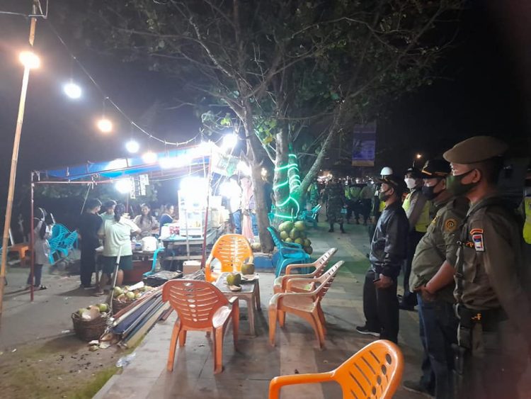 Tim gabungan Kota Padang melakukan pengawasan di sejumlah tempat makan saat libur Imlek. (foto: Diskominfo Kota Padang)