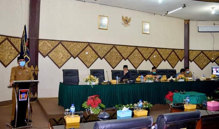 Wakil Wali Kota Padang Hendri Septa menyampaikan tiga ranperda usulan ke DPRD Padang, Senin (1/2/21). (Foto: Humas Pemko Padang)