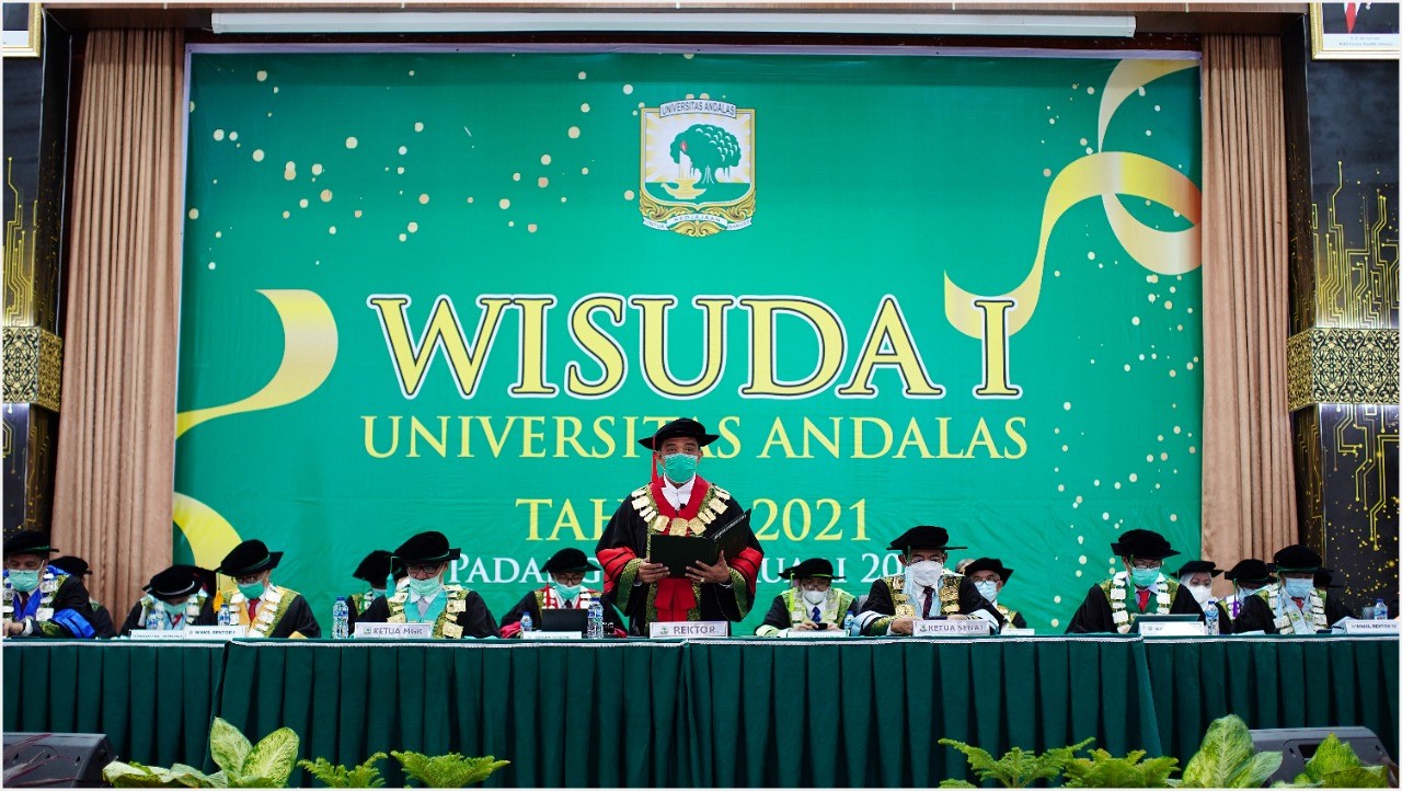 Rektor Unand Dorong Wisudawan Buka Lapangan Kerja