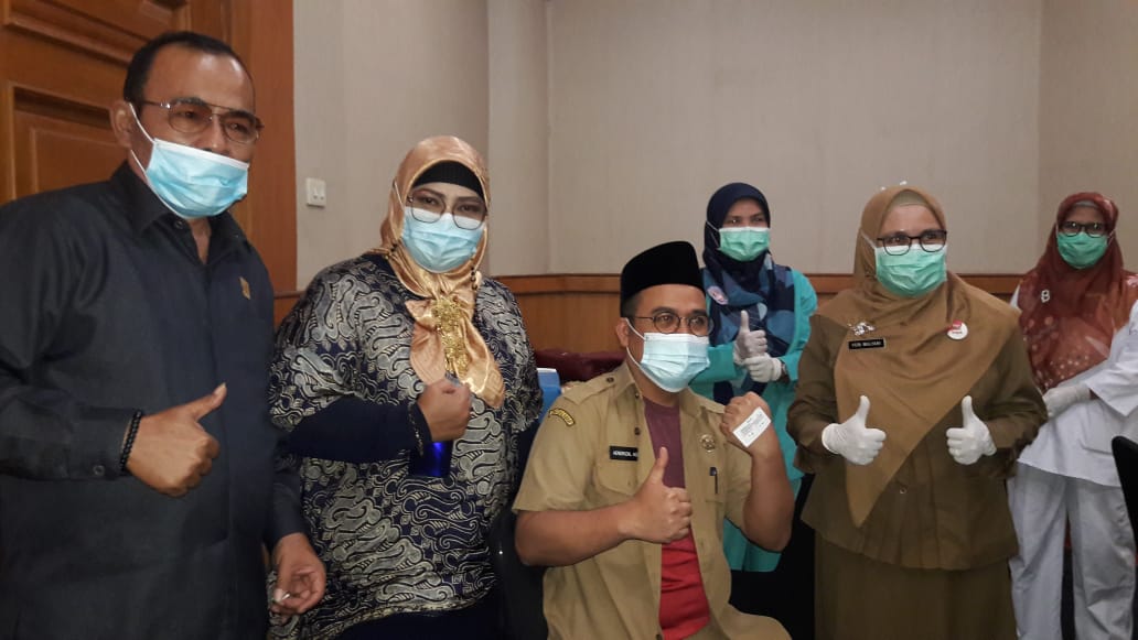 100 Anggota dan ASN di DPRD Padang Terima Suntikan Vaksin Covid-19