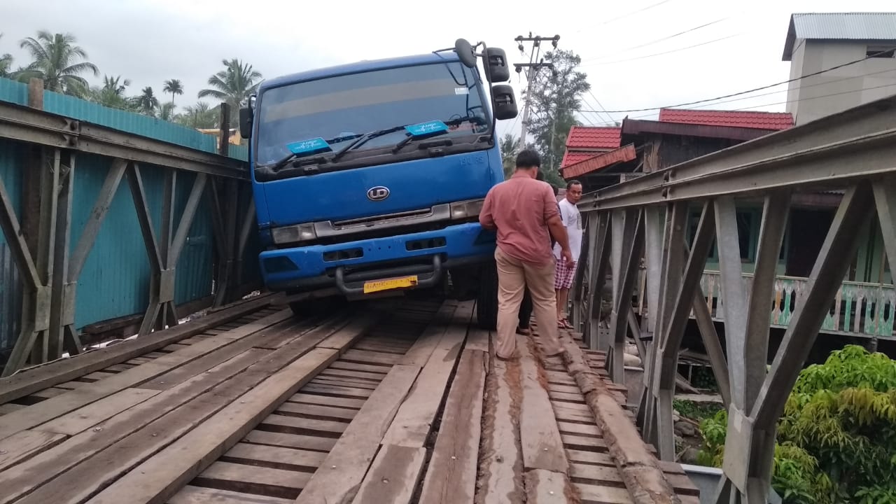 Truk Terperosok Bikin Macet Total, Anggota DPRD Pasaman Barat Mengamuk