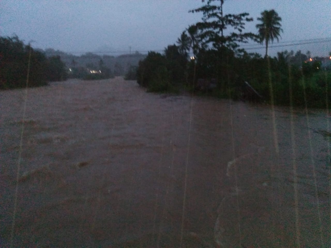 Debit Batang Kuranji Naik Usai Kota Padang Diguyur Hujan