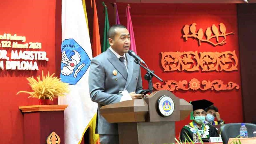 Wagub Sumbar Audy Joinaldy Sampaikan Orasi di Wisuda UNP