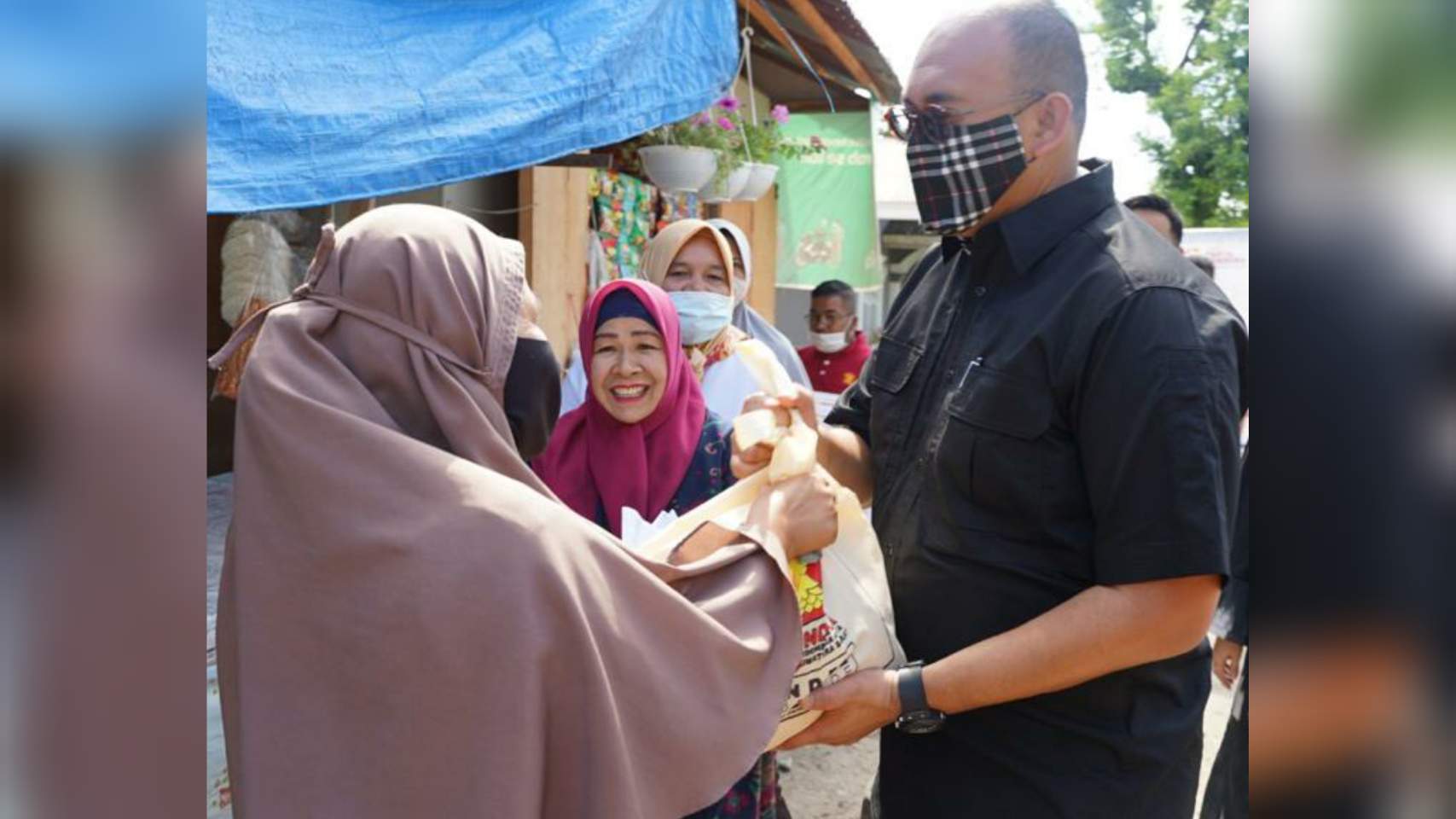 Kunjungi Padang Besi, Andre Rosiade Bagikan Sembako dan BLT Pada Warga