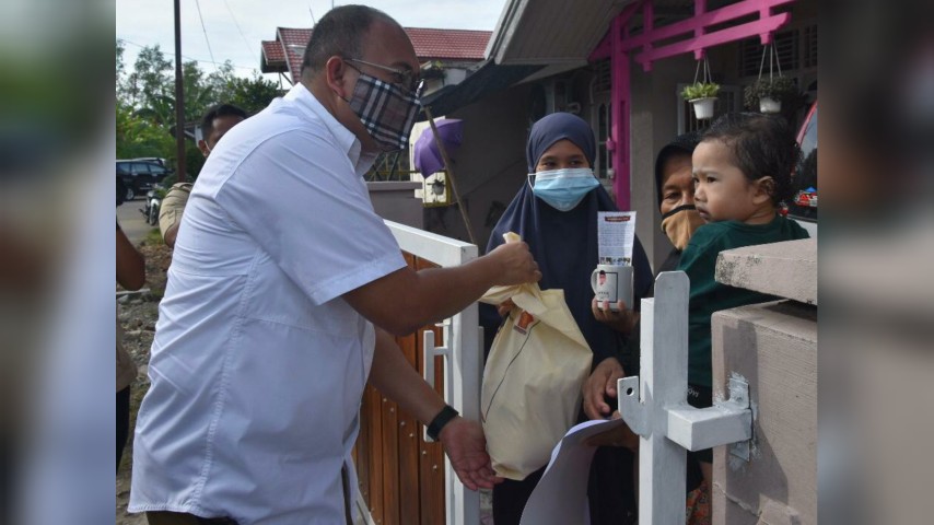Kunjungi Koto Tangah Padang, Andre Rosiade Bagikan Ratusan Sembako