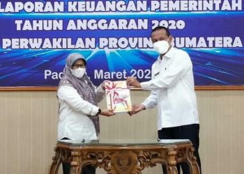 Wako Pariaman menyerahkan LKPD Tahun 2020 kepada Kepala BPK RI Perwakilan Sumbar Yusnadewi. (foto: Pemko Pariaman)