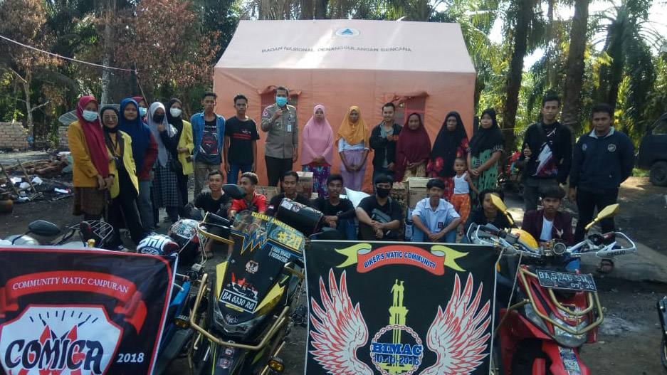Mahasiswa dan Komunitas Biker Ikut Bantu Korban Kebakaran di Pasaman Barat