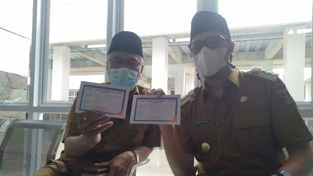 Wako Bukittinggi Erman Safar dan Wakilnya Disuntik Vaksin Covid-19