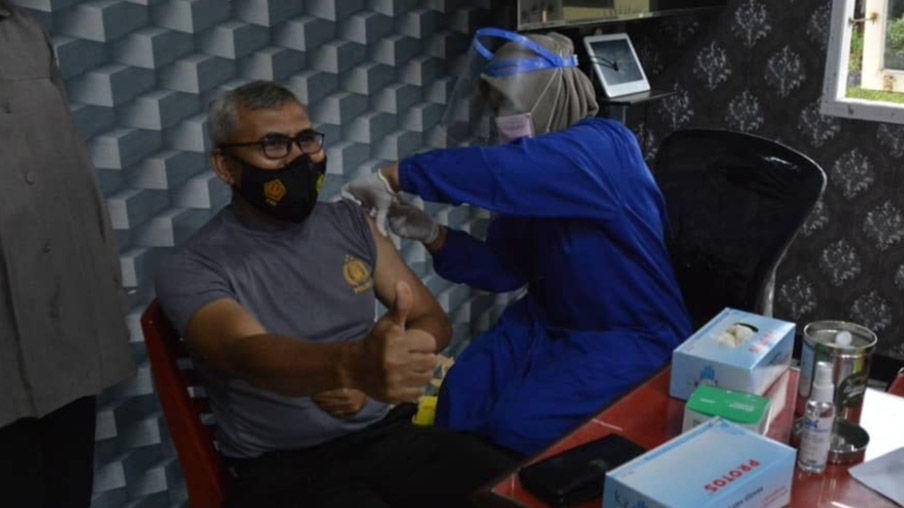Ratusan Polisi di Padang Panjang Disuntik Vaksin Covid-19