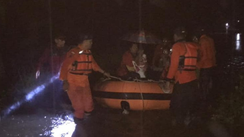 Sungai Meluap, Rumah Warga di Lubuk Alung Terendam Banjir hingga 2 Meter