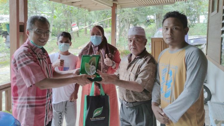 Selesai mengikuti belajar di peternakan ayam petelur, 2 pemuda Mentawai binaan Yayasan Semen Padang dijemput untuk kembali mengembangkan usaha serupa di kampung halamannya. (Foto: dok humas)