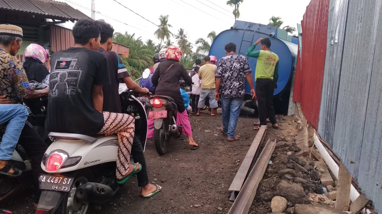 Truk Terperosok di Jembatan, Lalu Lintas di Jalan Utama Pasaman Barat Macet Total
