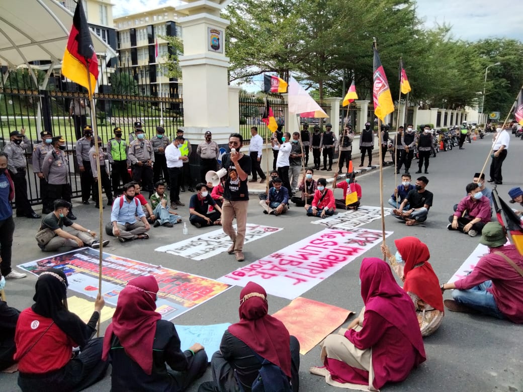 Demo Mahasiswa Soal Kasus Dana Covid-19 Bergeser ke Mapolda Sumbar