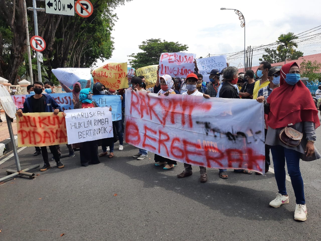 Tuntut Lengserkan Bupati, Aliansi Masyarakat Pessel Bergerak Demo di Kantor Gubernur Sumbar